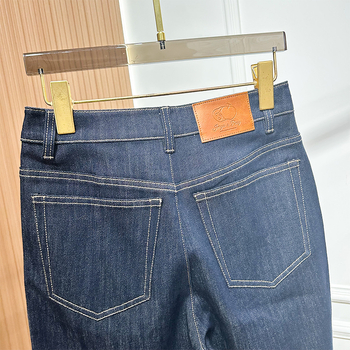Ženske hlače od denima za proljeće 2026 – visokim strukom, ravno do širokog kroja, isprani denim, casual i svestrane