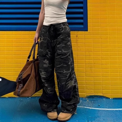 Ženske traperice u američkom retro stilu s kamuflažnim uzorkom, denim, podesiva elastična struka uz vezicu – opušten kroj, svakodnevne radne hlače
