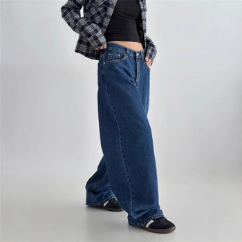 Ženske široke traper hlače od tamnoplave boje, retro casual stil, klasičan kroj, proljeće 2026