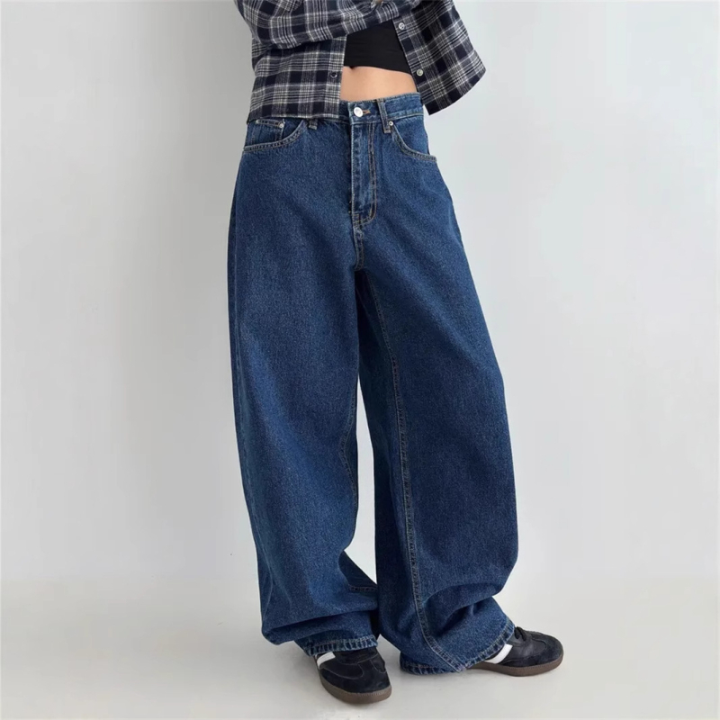 Ženske široke traper hlače od tamnoplave boje, retro casual stil, klasičan kroj, proljeće 2026