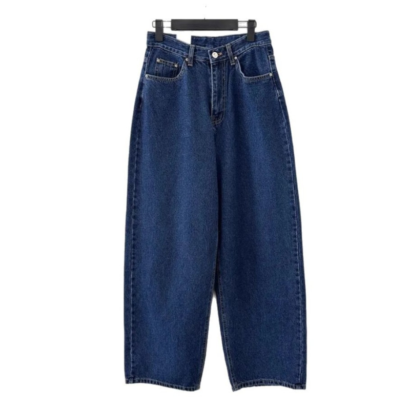 Ženske široke traper hlače od tamnoplave boje, retro casual stil, klasičan kroj, proljeće 2026