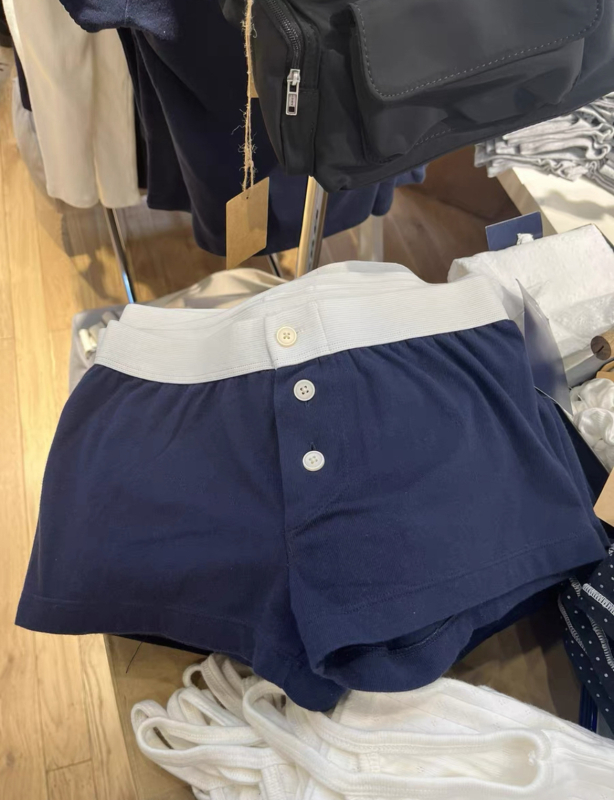 BM stil, američki inspiriran, ženske kratke hlače s tri gumba, blok boja, uski kroj