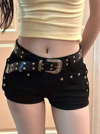 Američkog stila seksi crne traper šorc s visokim strukom, uske u bokovima, s metalnim čavlima, A-linijski kroj, za ljeto