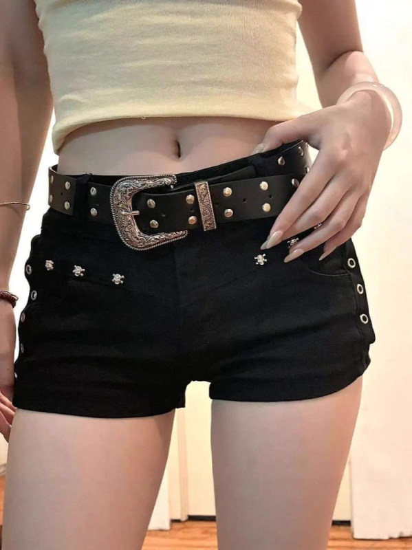 Američkog stila seksi crne traper šorc s visokim strukom, uske u bokovima, s metalnim čavlima, A-linijski kroj, za ljeto