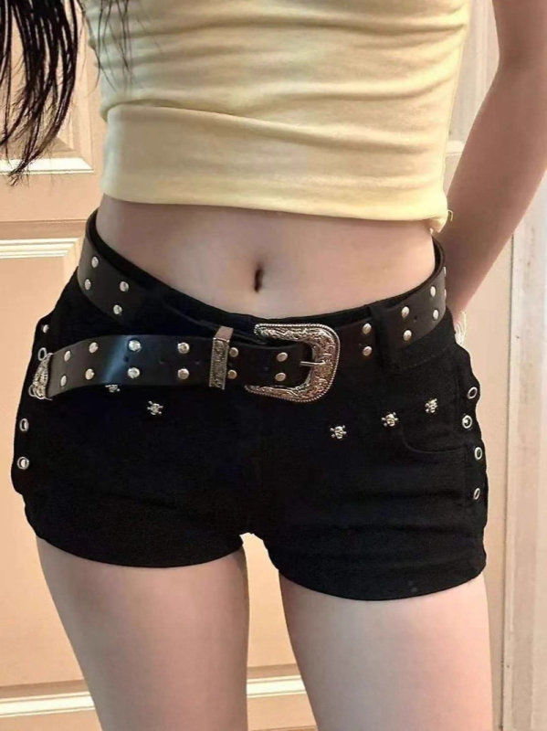 Američkog stila seksi crne traper šorc s visokim strukom, uske u bokovima, s metalnim čavlima, A-linijski kroj, za ljeto