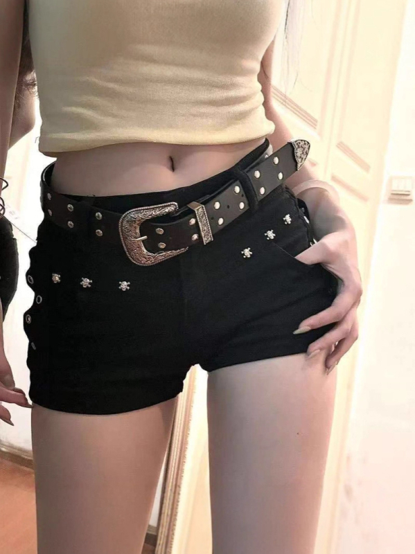 Američkog stila seksi crne traper šorc s visokim strukom, uske u bokovima, s metalnim čavlima, A-linijski kroj, za ljeto