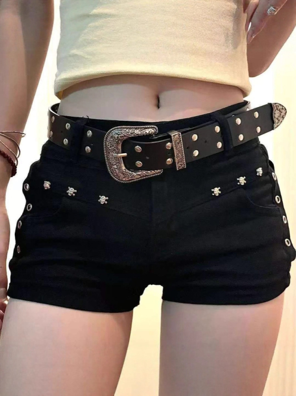 Američkog stila seksi crne traper šorc s visokim strukom, uske u bokovima, s metalnim čavlima, A-linijski kroj, za ljeto