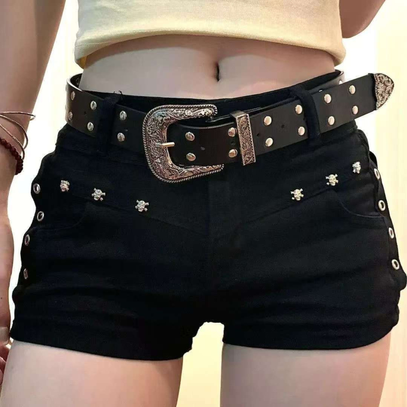 Američkog stila seksi crne traper šorc s visokim strukom, uske u bokovima, s metalnim čavlima, A-linijski kroj, za ljeto