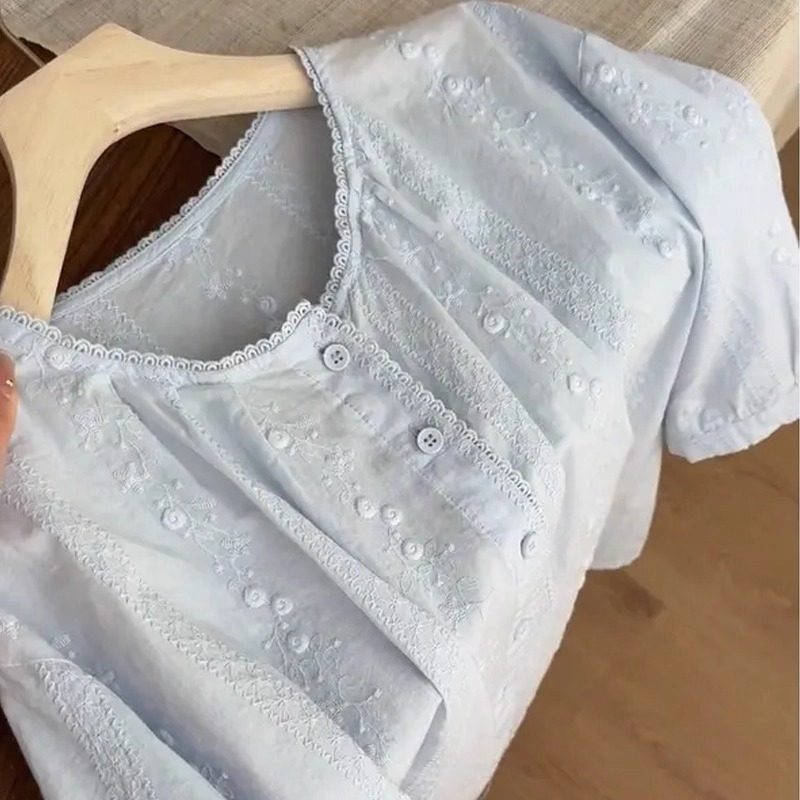 Top u korejskom stilu za plus veličinu s vezenom i čipkastim rubom, puff rukavi, nježan stil, opušten kroj, okrugli ovratnik