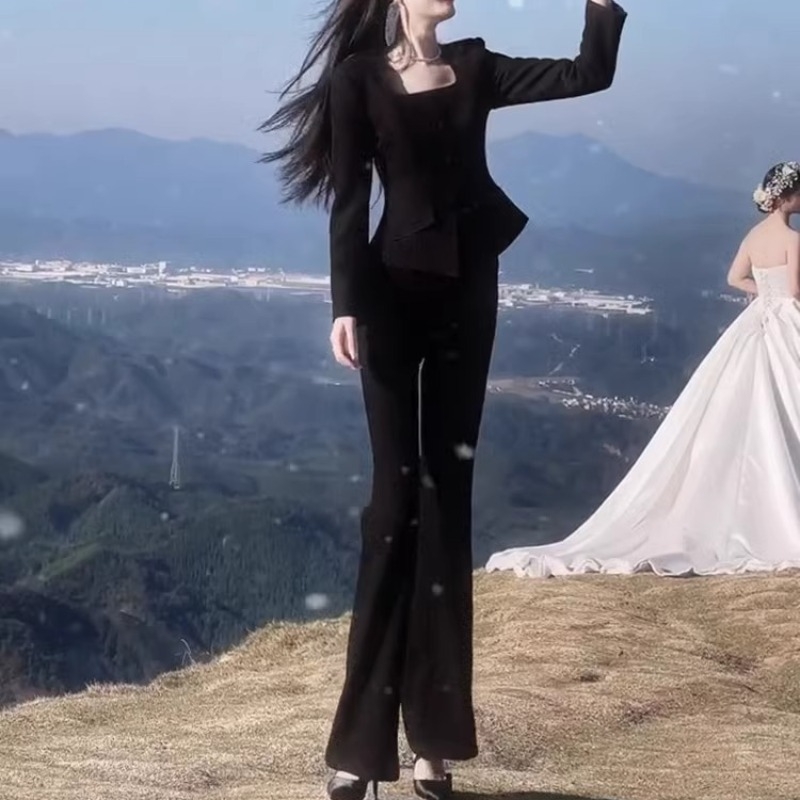 Ženski kostim za rano jesen u Chanel stilu s blejzerom i hlačama, elegantna profesionalna odjeća