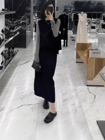Crna bez rukava haljina s gumbovitom vestom i midi suknja – minimalistički i elegantan