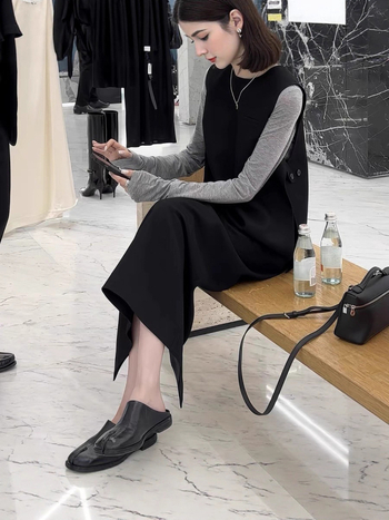 Crna bez rukava haljina s gumbovitom vestom i midi suknja – minimalistički i elegantan