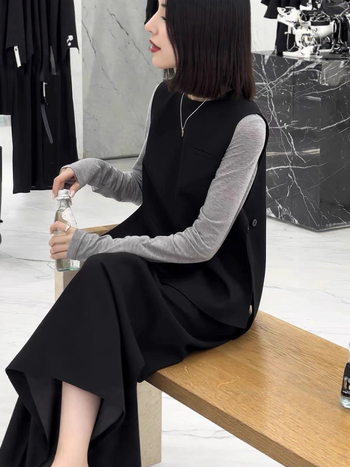 Crna bez rukava haljina s gumbovitom vestom i midi suknja – minimalistički i elegantan