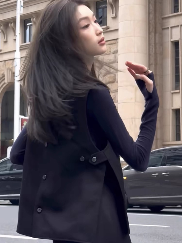 Crna bez rukava haljina s gumbovitom vestom i midi suknja – minimalistički i elegantan