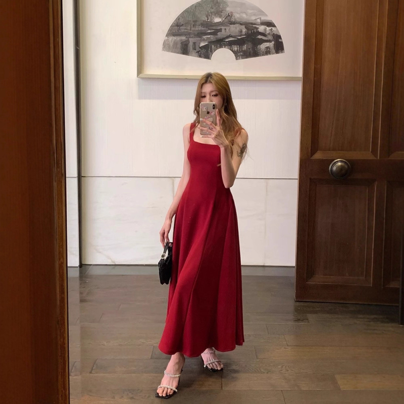 2025 godina inspirirana francuskim stilom, elegantan Hepburn stil, crvena haljina na tanke naramenice, za žene, ljeto, naglašeni struk, duga haljina A-linije