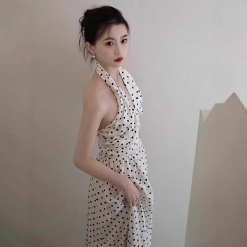 Retro haljina u hongkonškom stilu s halter izrezom, bijele točkice na bijeloj podlozi, elegantna duga haljina u francuskom stilu