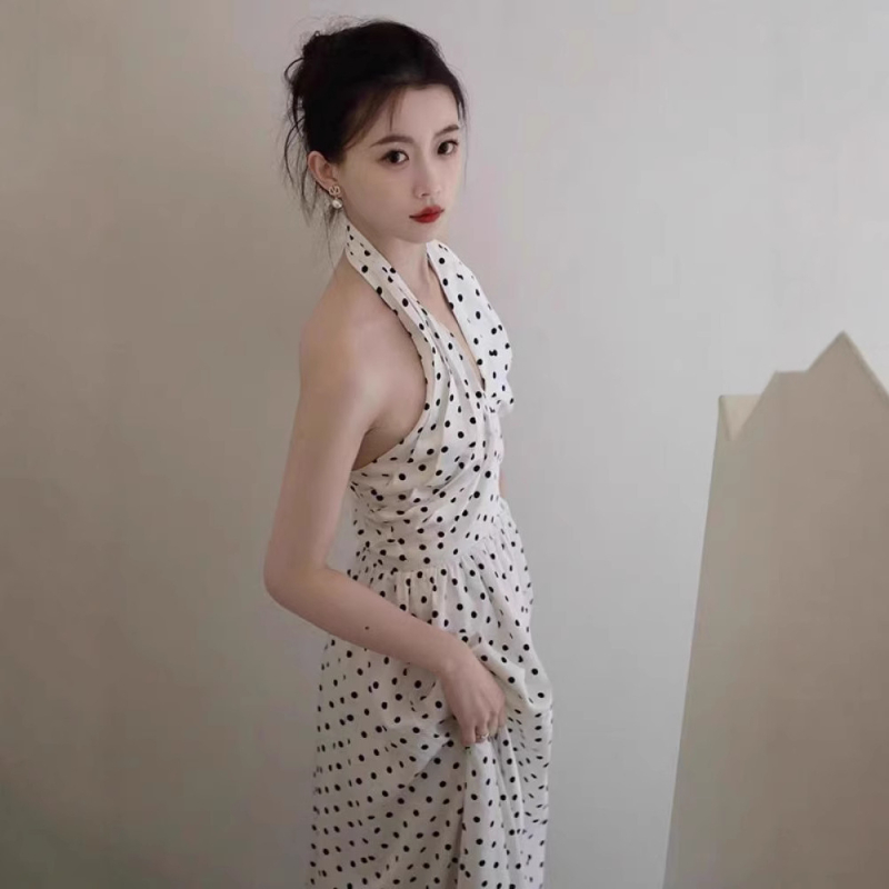 Retro haljina u hongkonškom stilu s halter izrezom, bijele točkice na bijeloj podlozi, elegantna duga haljina u francuskom stilu