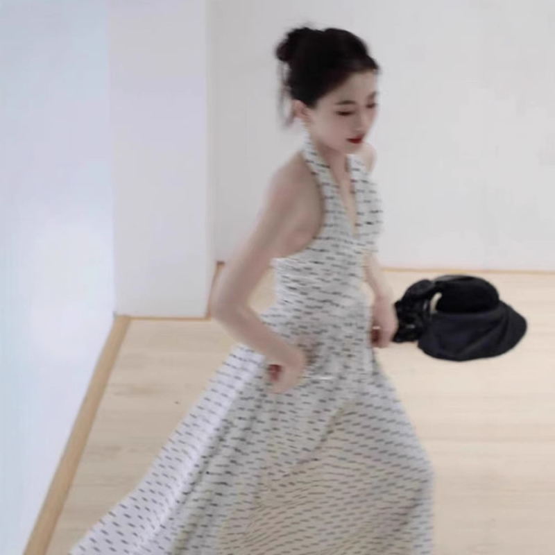 Retro haljina u hongkonškom stilu s halter izrezom, bijele točkice na bijeloj podlozi, elegantna duga haljina u francuskom stilu