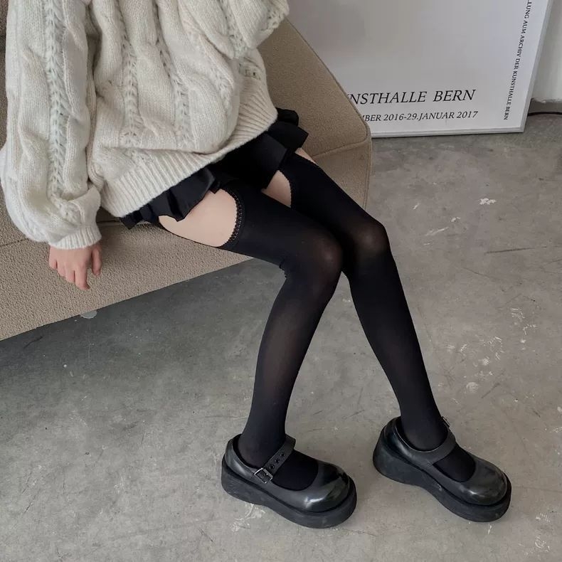 Crne velur pantyhose s 3D čipkom, seksi dizajn s bočnim izrezima i lažnim naramenicama