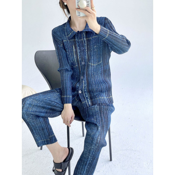 Tijesni kostim s denim otiskom, kardigan, top s naborima i uskim hlačama