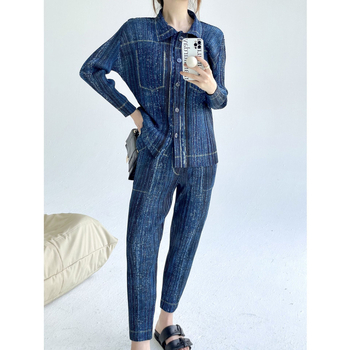 Tijesni kostim s denim otiskom, kardigan, top s naborima i uskim hlačama