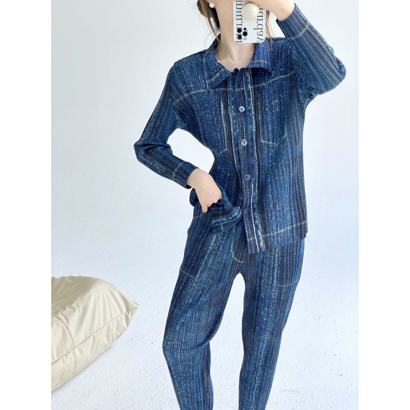 Tijesni kostim s denim otiskom, kardigan, top s naborima i uskim hlačama