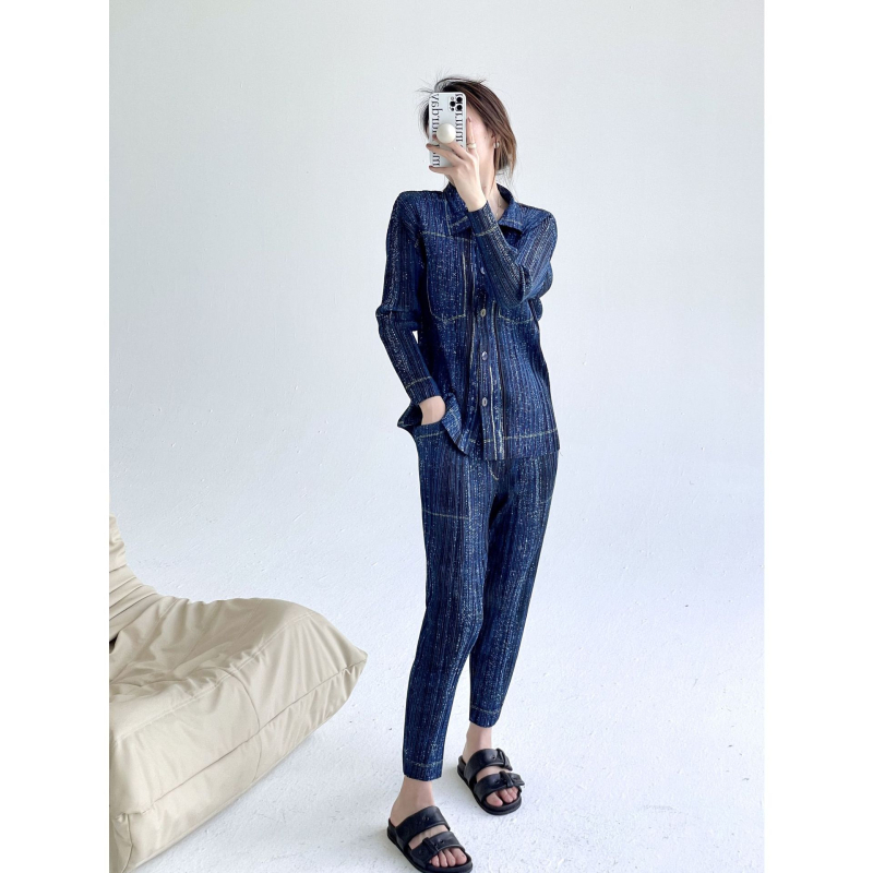 Tijesni kostim s denim otiskom, kardigan, top s naborima i uskim hlačama