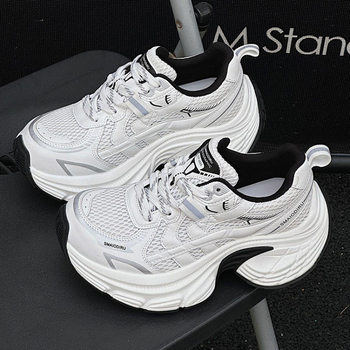 Ženske cipele od prave kože s debelom potplatom, stil dad shoes, okrugli vrh, peta 6–8 cm, udobne svakodnevne sportske tenisice – jesen 2025