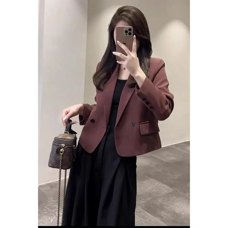 Rani jesenji street style: elegantan luksuzni komplet s haljinom i hlačnim sakoom za malu figuru