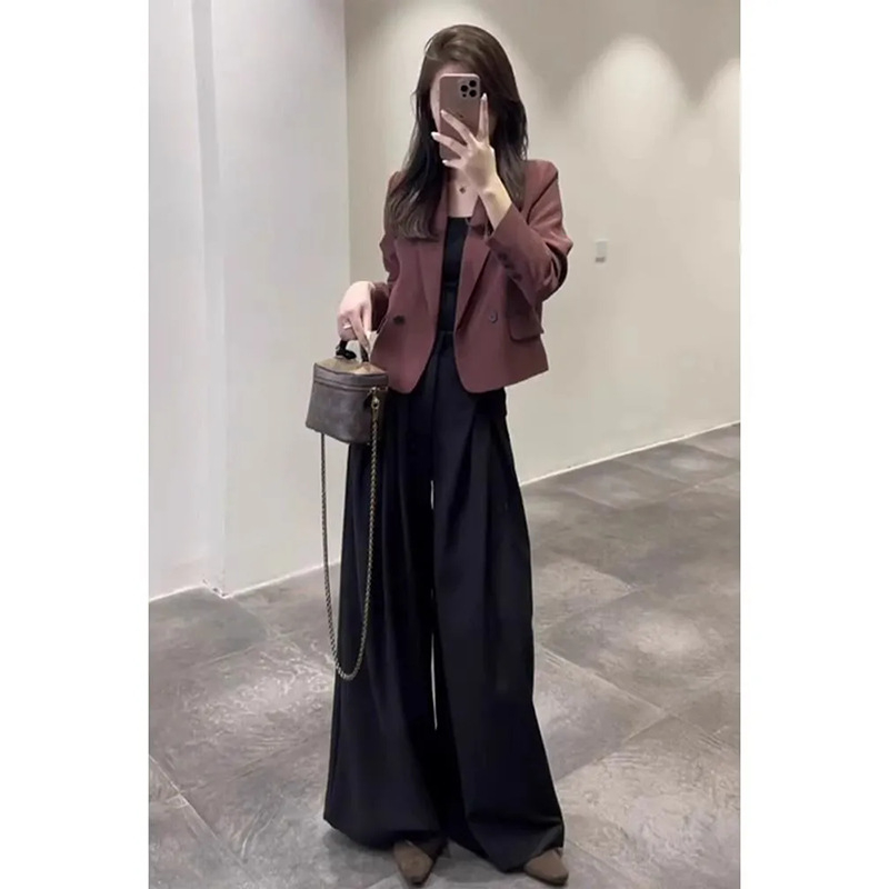 Rani jesenji street style: elegantan luksuzni komplet s haljinom i hlačnim sakoom za malu figuru