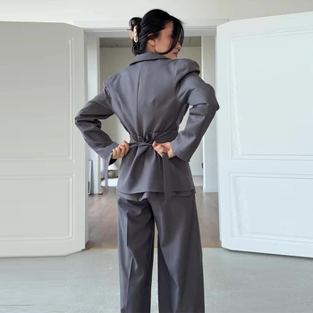 Jesensko 2025: Sivi ženski kostim s hlačama, elegantan uredski stil