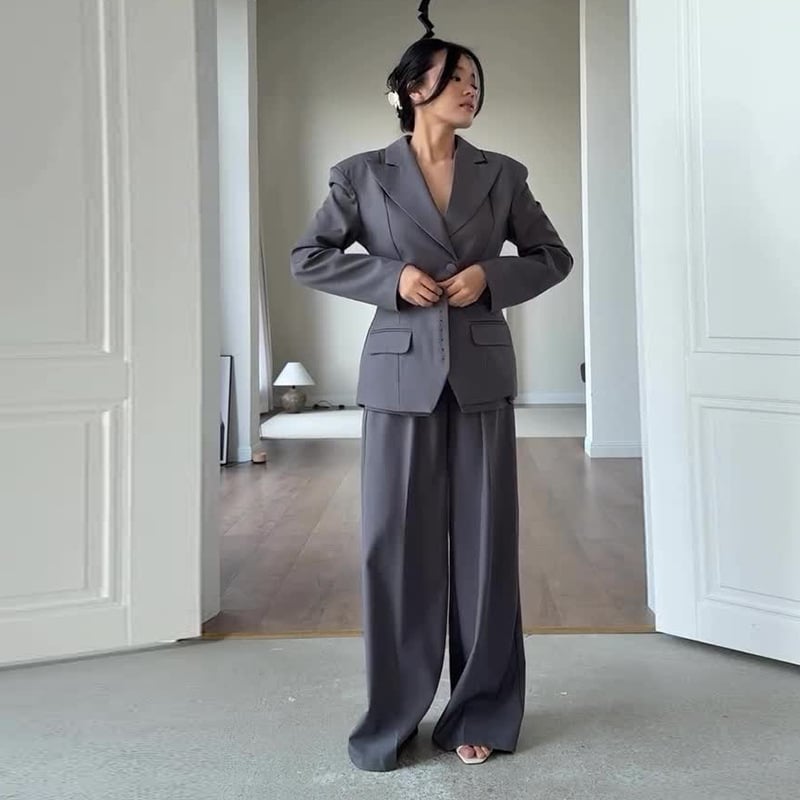 Jesensko 2025: Sivi ženski kostim s hlačama, elegantan uredski stil