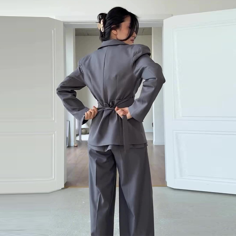 Jesensko 2025: Sivi ženski kostim s hlačama, elegantan uredski stil