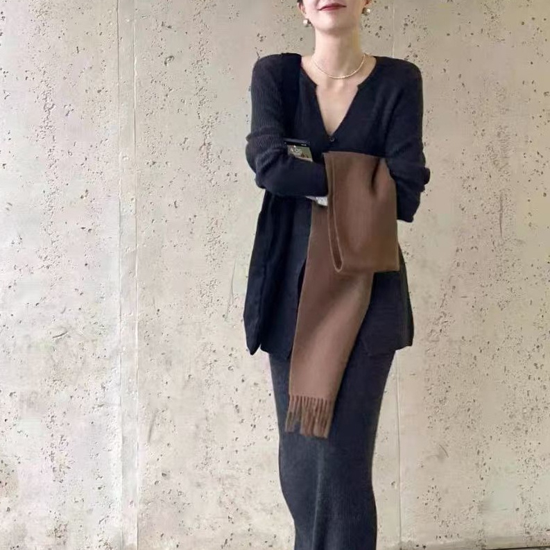Ženski dvodijelni set: pleteni kardigan u Hepburn stilu i duga suknja, retro