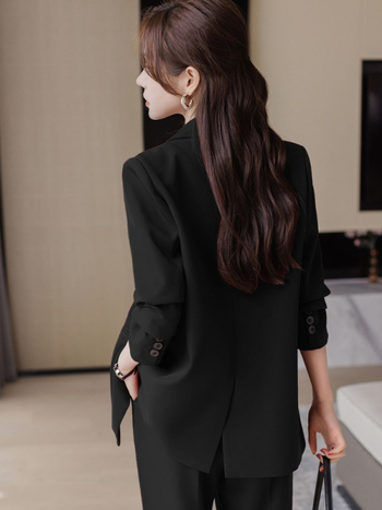 Ženski kostim za jesen-zimu: profesionalni poslovni komplet s debelim sakoom, uski kroj, dvoredno kopčanje