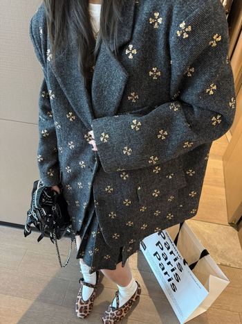 Γυναικείο τριών τεμαχίων κοστούμι σε στιλ Chanel με παγιέτες: σακάκι, φούστα με πιέτες και γιλέκο