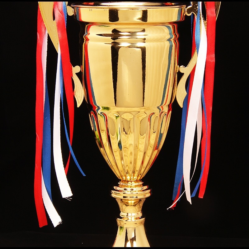 Prilagođeni metalni trofej za nogomet i košarku s izvezenim uzorkom — kreativna školska sportska nagrada za djecu