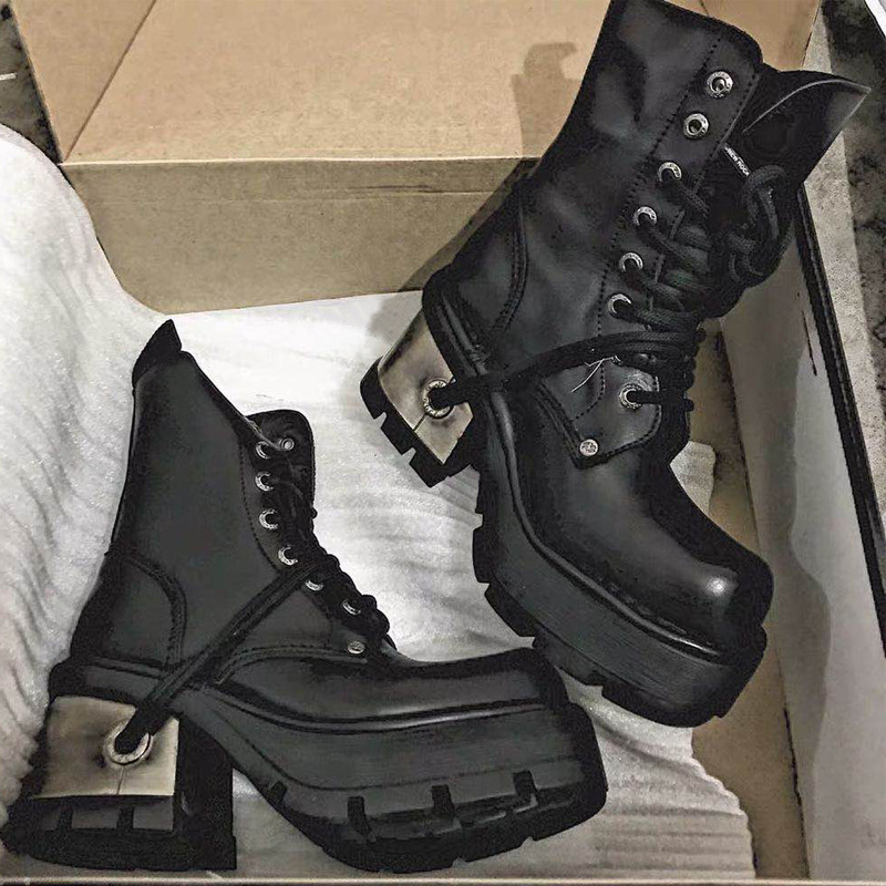 Tamne motociklističke čizme s debelim potplatom i masivnom petom, retro punk čizme na vezanje s metalnim detaljima, ženske čizme
