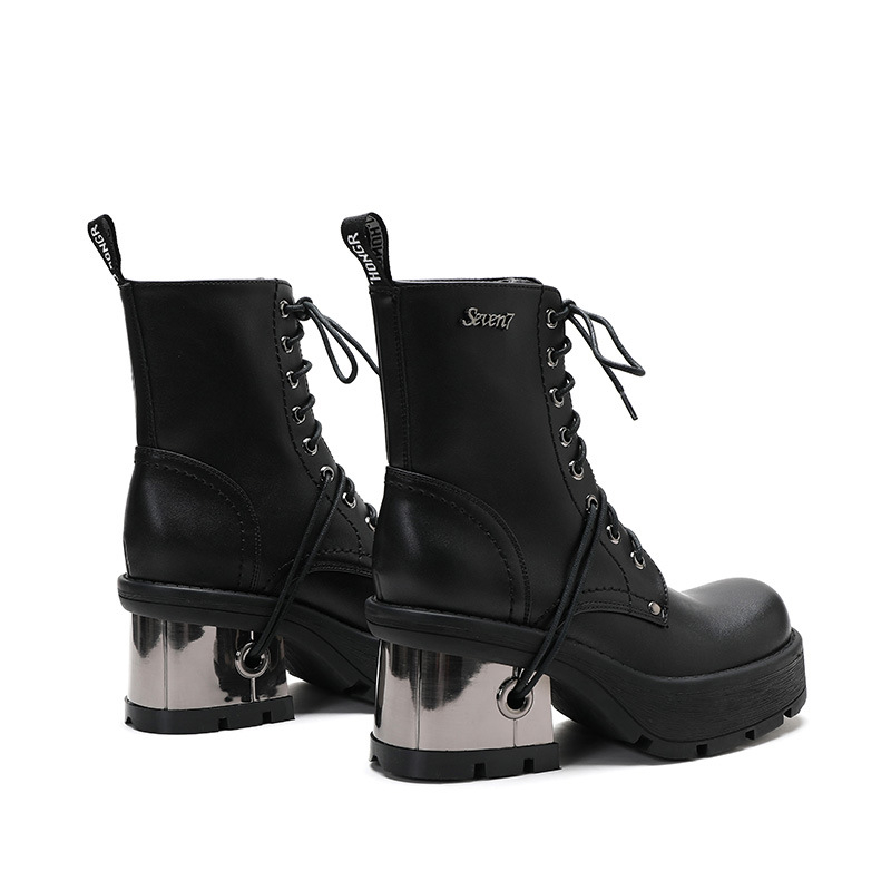 Tamne motociklističke čizme s debelim potplatom i masivnom petom, retro punk čizme na vezanje s metalnim detaljima, ženske čizme