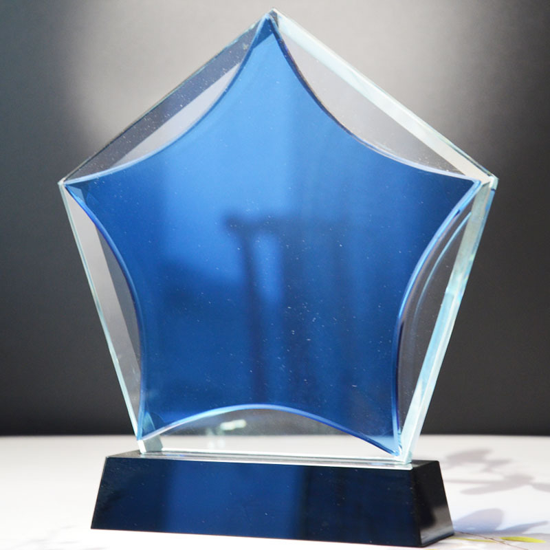 Plavi kristalni trofej s petokrakom zvijezdom i plavim mjesecom — suvenir s godišnje konferencije za izvanredne zaposlenike uz prilagođenu gravuru