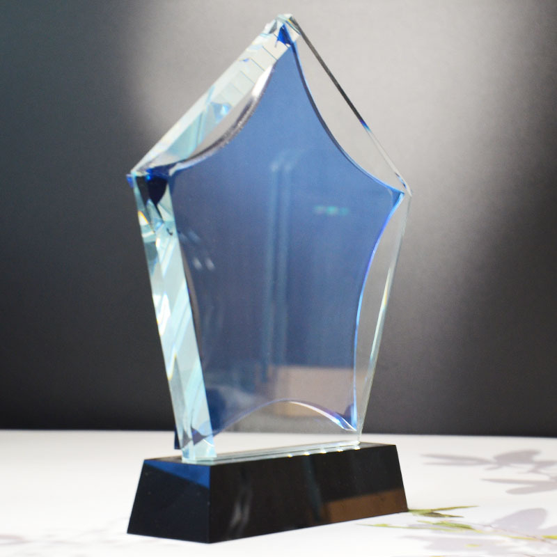 Plavi kristalni trofej s petokrakom zvijezdom i plavim mjesecom — suvenir s godišnje konferencije za izvanredne zaposlenike uz prilagođenu gravuru