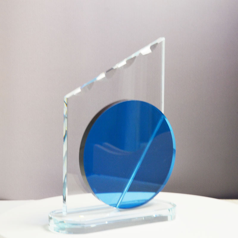 Plavi kristalni trofej s petokrakom zvijezdom i plavim mjesecom — suvenir s godišnje konferencije za izvanredne zaposlenike uz prilagođenu gravuru