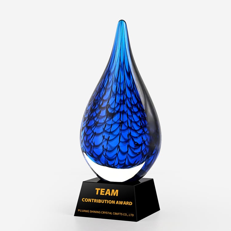 Plavi kristalni trofej u obliku vodne kapljice, prilagođen za priznanje zaposlenika i nagrade za kreativni napredak