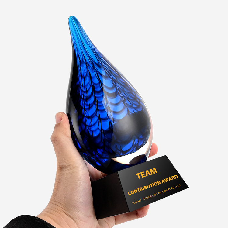 Plavi kristalni trofej u obliku vodne kapljice, prilagođen za priznanje zaposlenika i nagrade za kreativni napredak