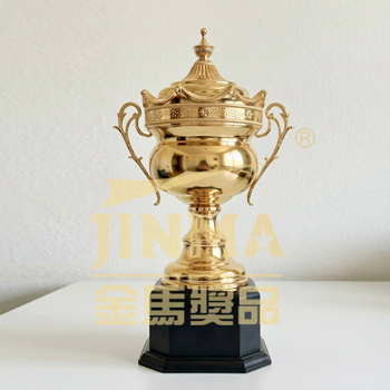 Zlatni trofej za nogomet, košarku i ostale sportske događaje – veliki kreativni pehar u zlatnoj, srebrnoj i brončanoj boji.