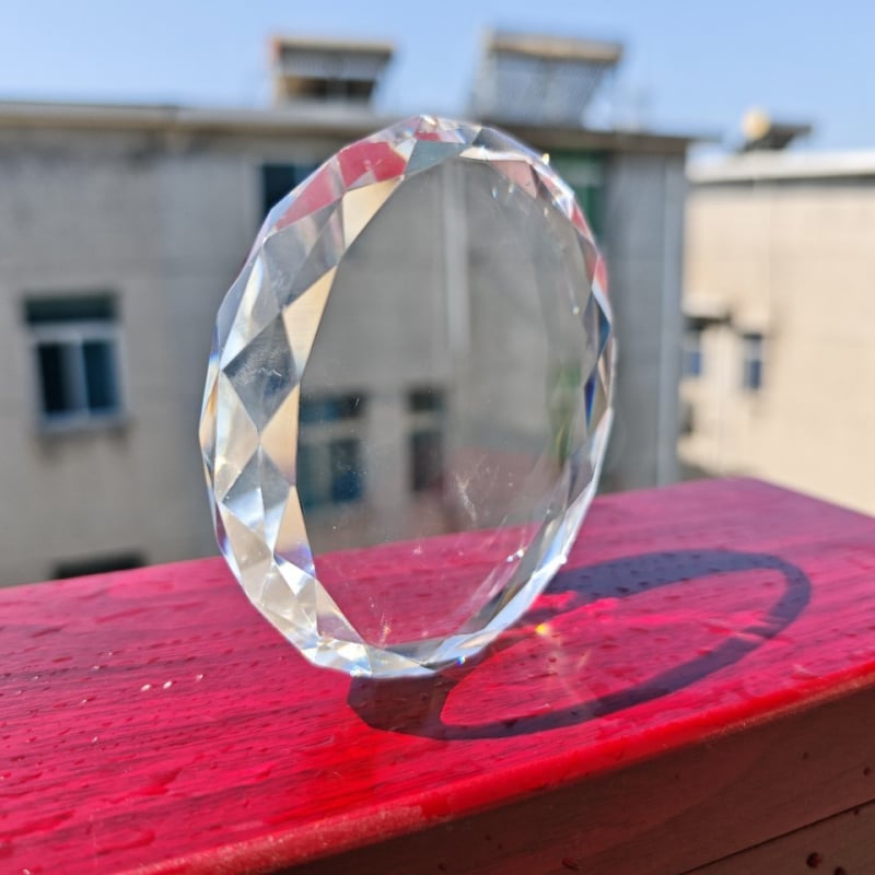 Debeli bijeli kristalni trofej s više faseta, okrugla šablona za kristalne ukrase