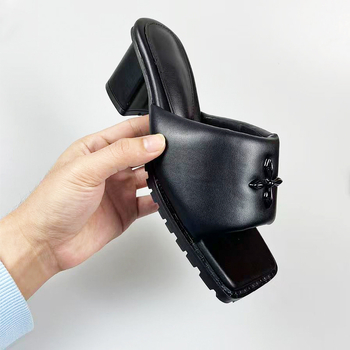Ženske sandale s kvadratnom nosom, debelim petama i remenom između prstiju, slip-on za vanjsku upotrebu