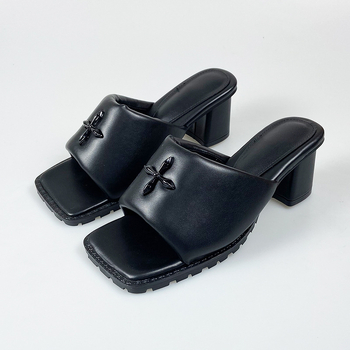 Ženske sandale s kvadratnom nosom, debelim petama i remenom između prstiju, slip-on za vanjsku upotrebu