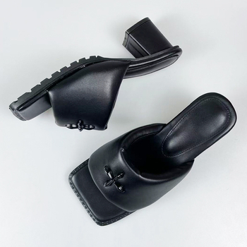 Ženske sandale s kvadratnom nosom, debelim petama i remenom između prstiju, slip-on za vanjsku upotrebu