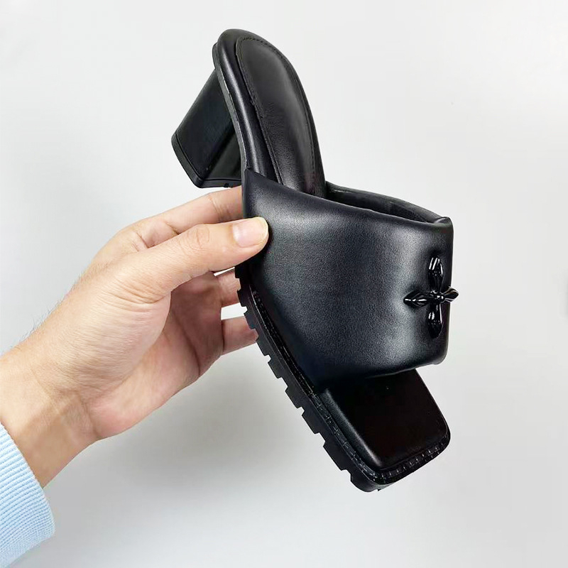 Ženske sandale s kvadratnom nosom, debelim petama i remenom između prstiju, slip-on za vanjsku upotrebu